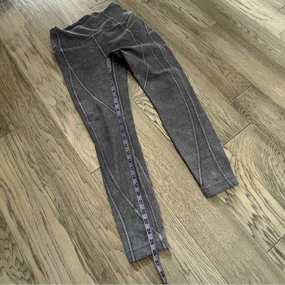 Lululemon Wunder Under - hemmed to 26" *Ribbed Snow Washed. Luna. Size 6. - Picture 13 of 13